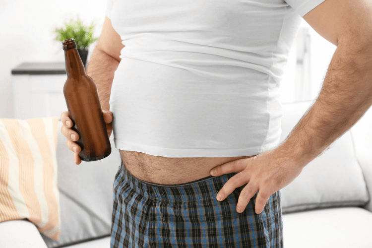Alkohol und ein geschwollener Bauch: Was Sie wissen müssen