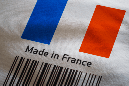 Drapeau de la france avec ecrit en dessous made in france et un code barre 