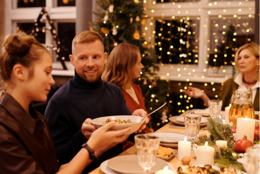 Famille réuni autour d'une table à Noel