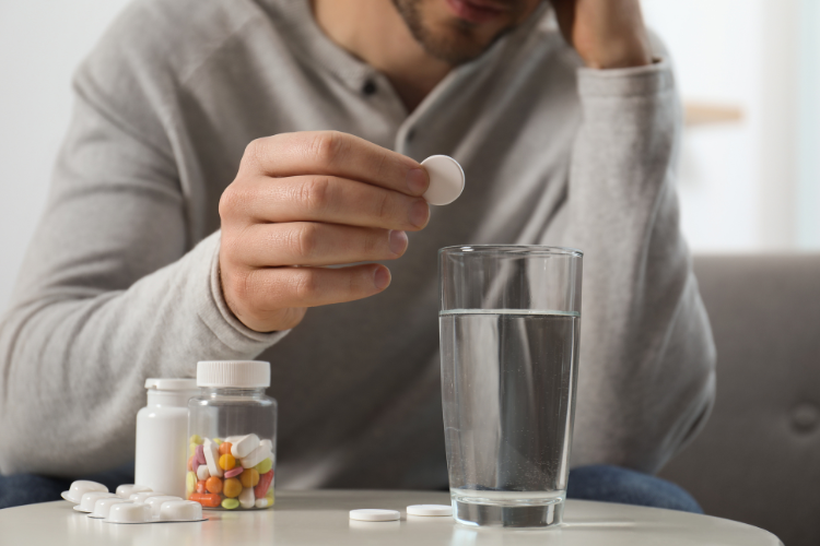 Homme prenant un médicament effervescent avec un verre d'eau - Illustration des habitudes de santé et de la prise de suppléments.