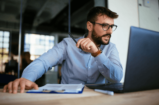 Comment avoir un look frais au travail après une gueule de bois ?