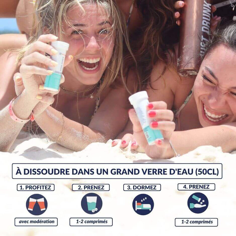 Deux amies sur la plage avec des tubes de HANG-OVER